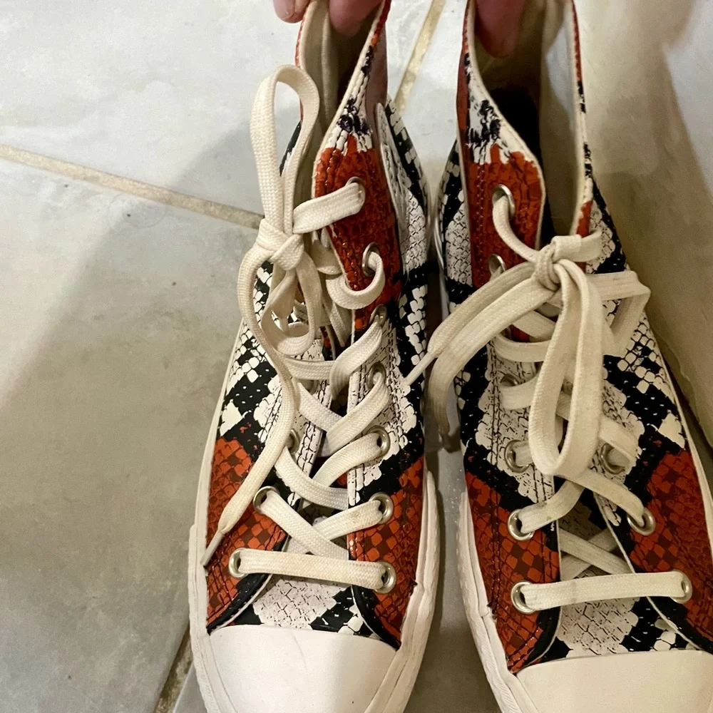 Converse Sneakers, size 7.5, excellent condition - Picture 2 of 3